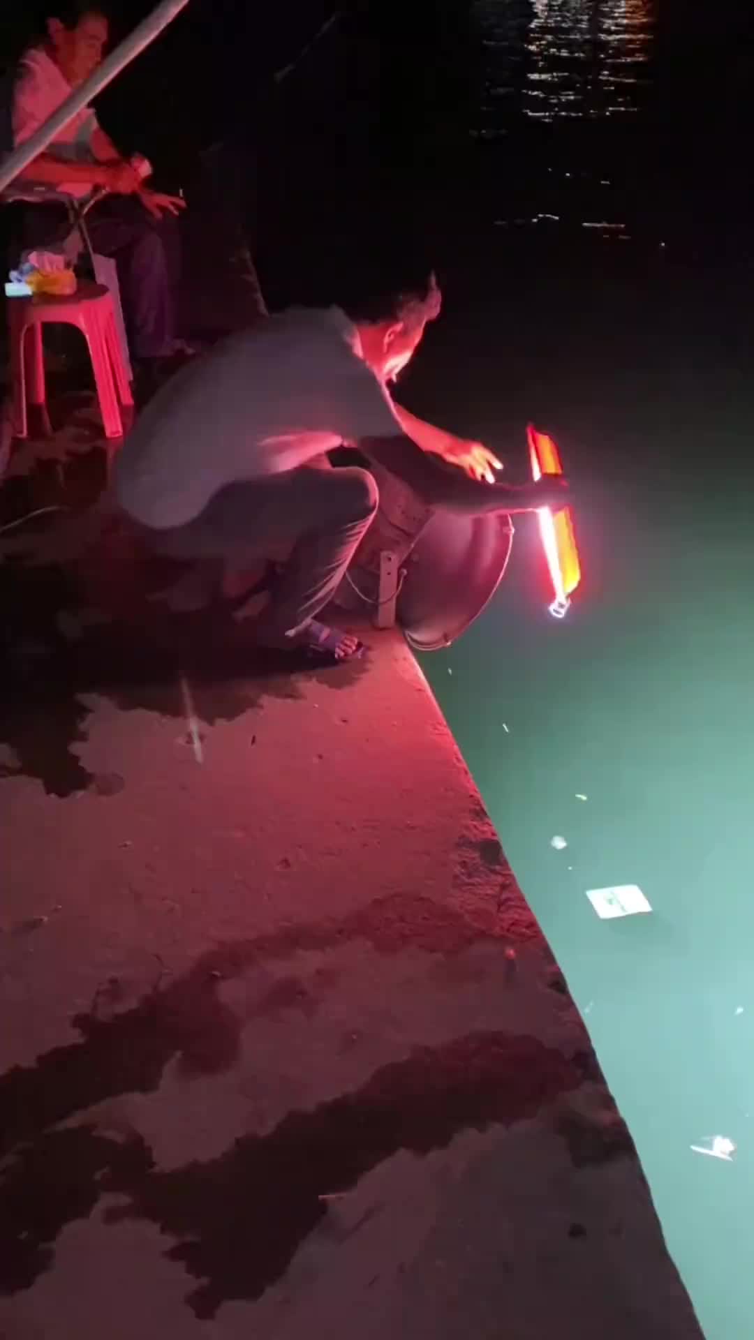 一开灯就过来是什么原理啊
