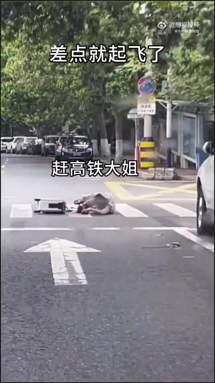 《高铁赶不上了，焦急又无奈，不知如何是好》