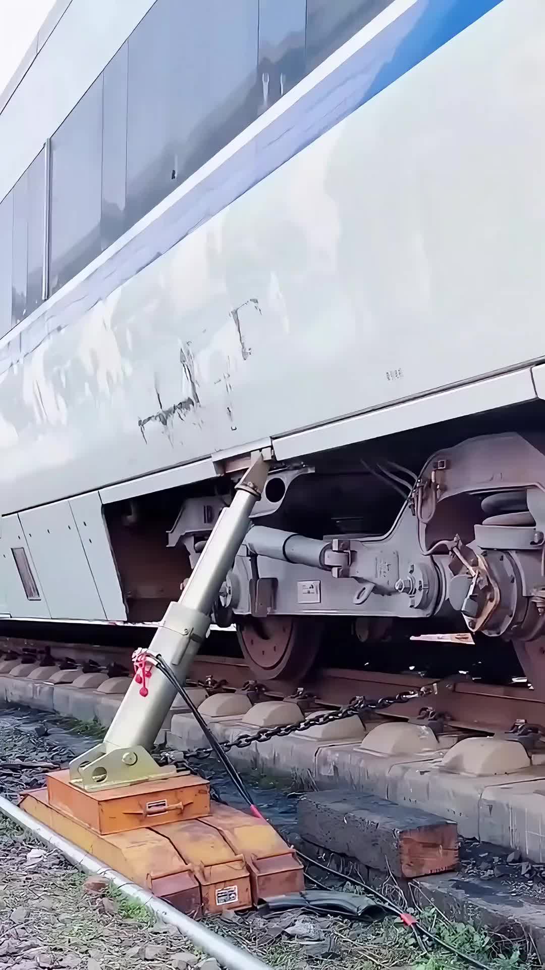 液压千斤顶神救援，轻松复位脱轨火车！