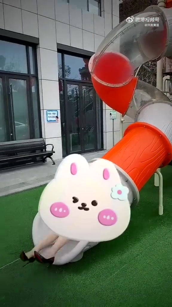 女生玩旋转滑梯，最后尴尬了
