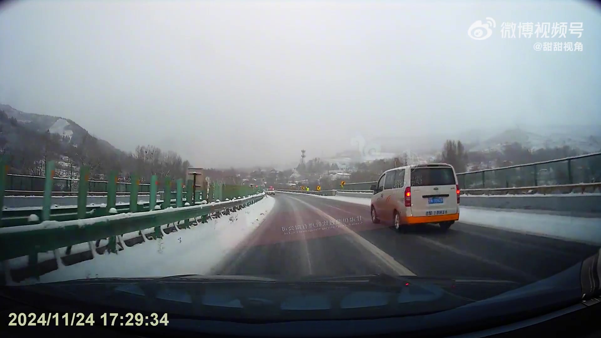 这种弯道不能踩刹车，否则自己就先失控了