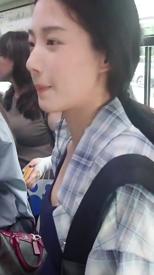 让人羡慕女友穿着漂亮衣服出门，若隐若现的感觉真好