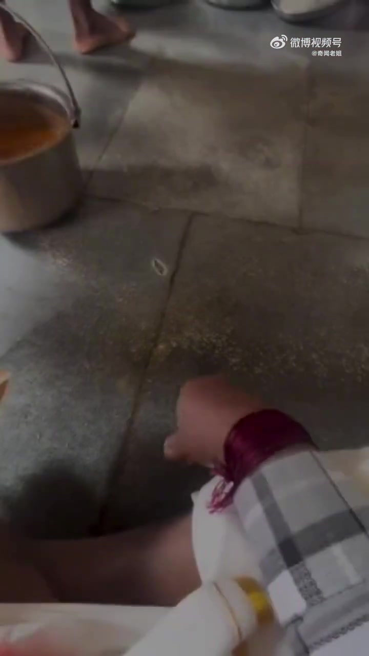 这地板手抓饭你敢吃吗