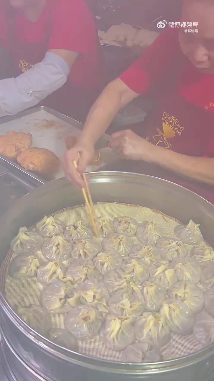 武汉特色小吃油饼夹烧麦，这种奇葩吃法碳水直接翻倍的快乐