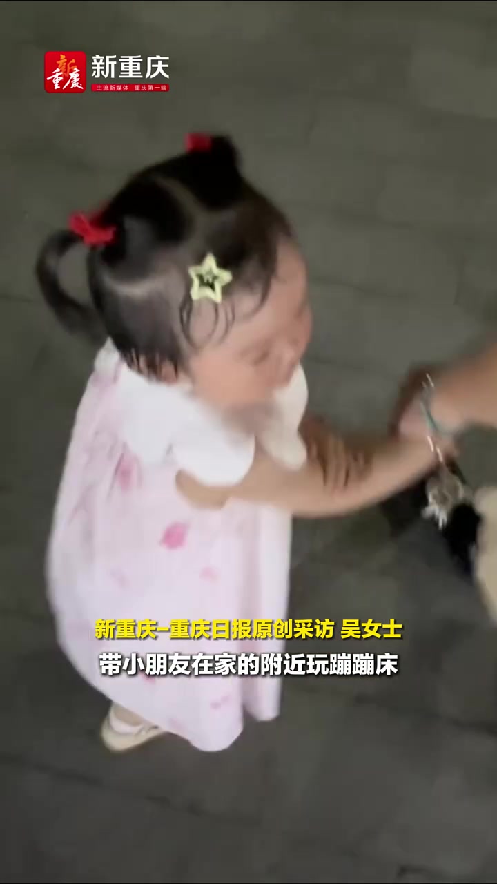 听到哥哥的女友要一起回家玩得开心的萌娃立马变脸