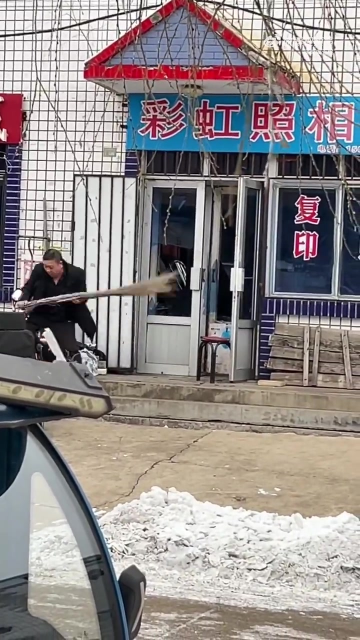 这只大野猪突然闯入照相馆，要是撞一下估计半条命没了