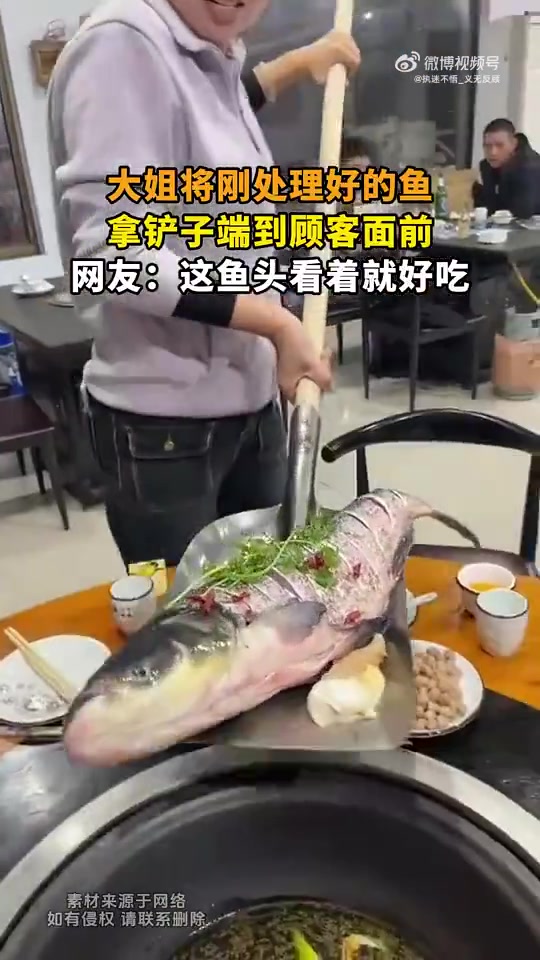 大姐将刚处理好的鱼，拿铲子端到顾客面前！这看着很膈应啊