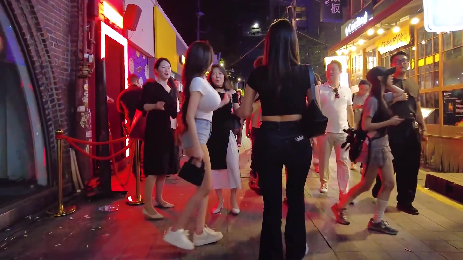 韩国夜晚街拍，谁是主角显而易见了吧