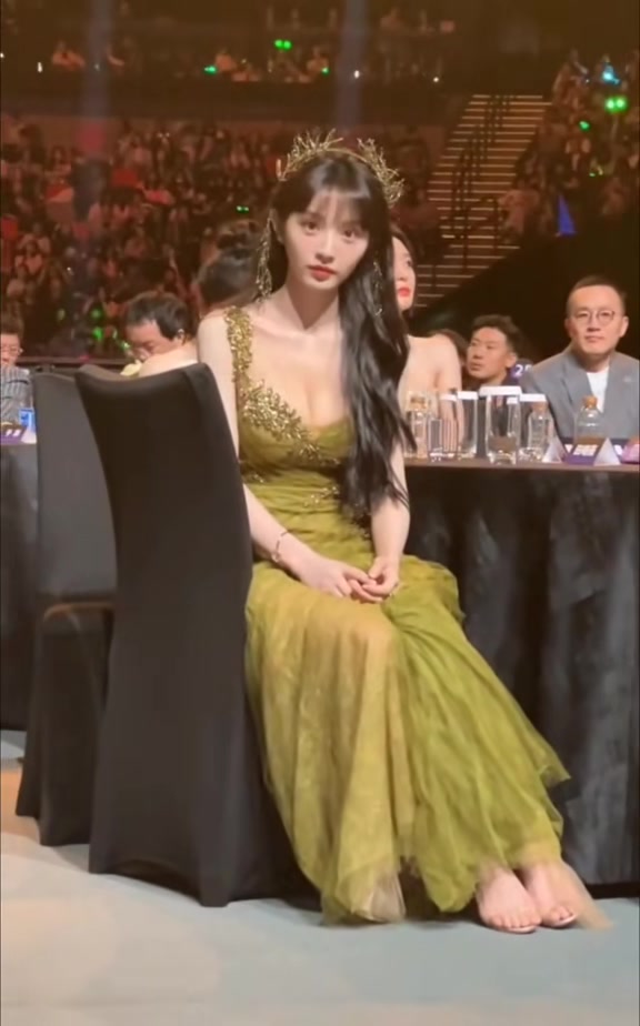 田曦薇真是反差美啊呆萌脸庞配上傲人的身材