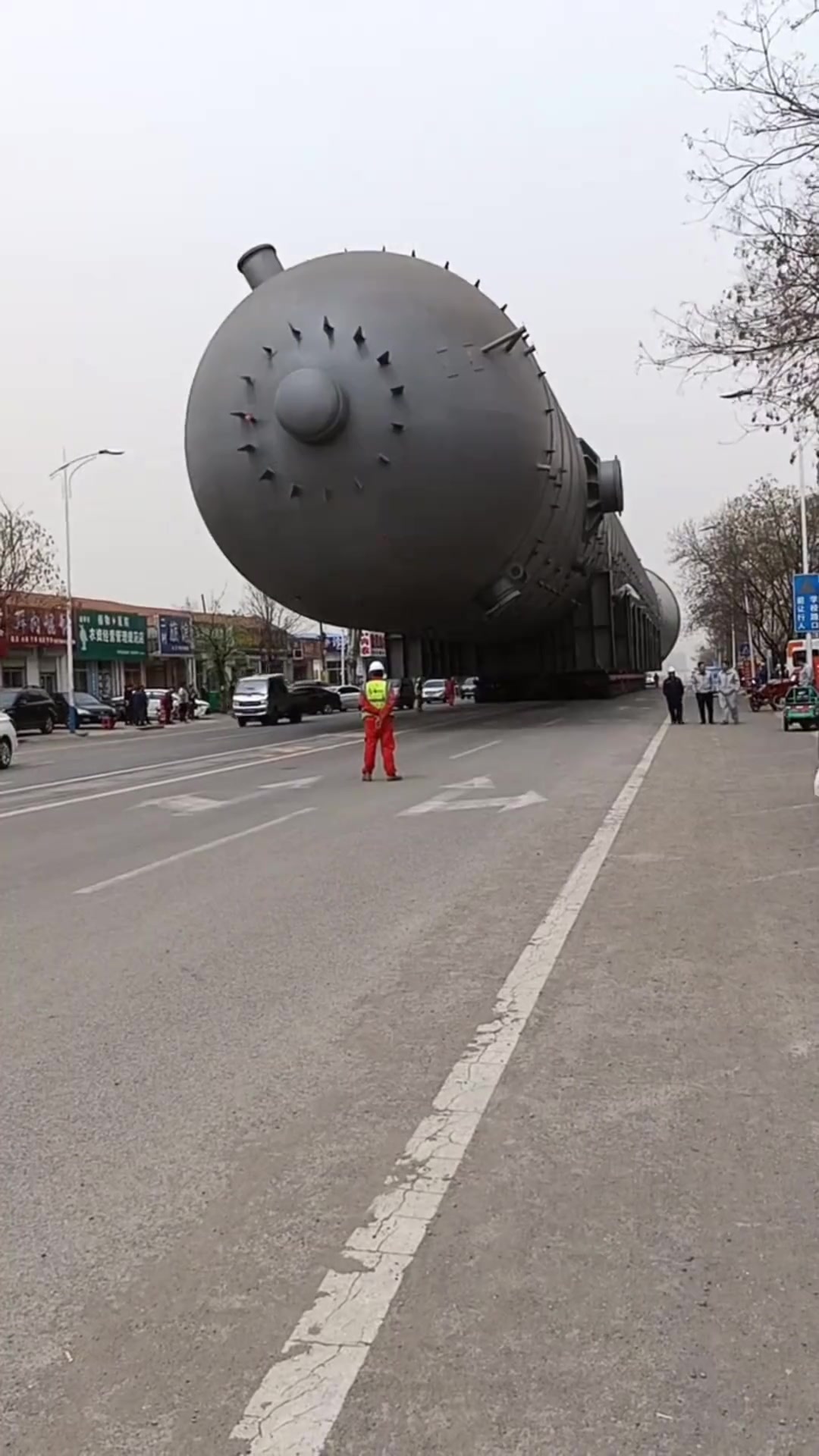 全球最大的分离塔，太大太震撼了啊