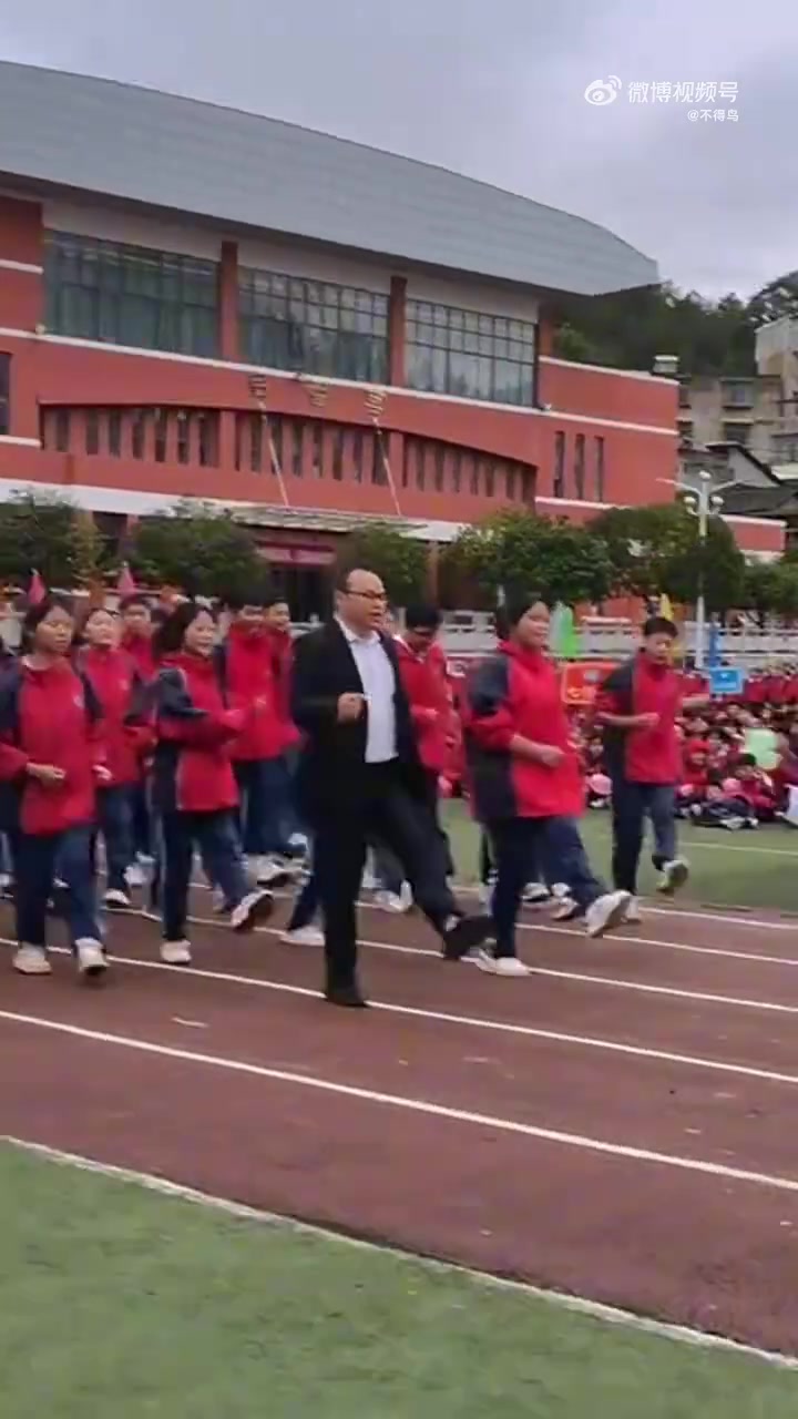 学校运动会入场式上，老师带学生跳起民歌舞！