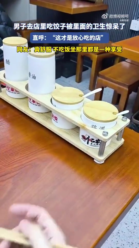 男子去店里吃饺子被里面的卫生惊呆了，这店铺卫生真是用心打扫了