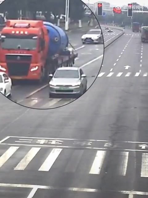 货车压力罐掉落差点砸中小车，小车司机肯定吓坏了吧