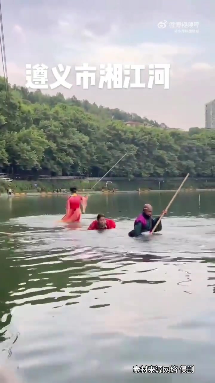 三人挑战“轻功水上漂”，心跳加速，刺激非凡