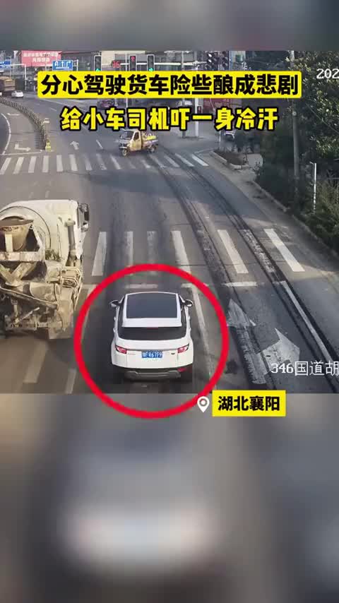 重车要提前减速，加上超速超载了吧！