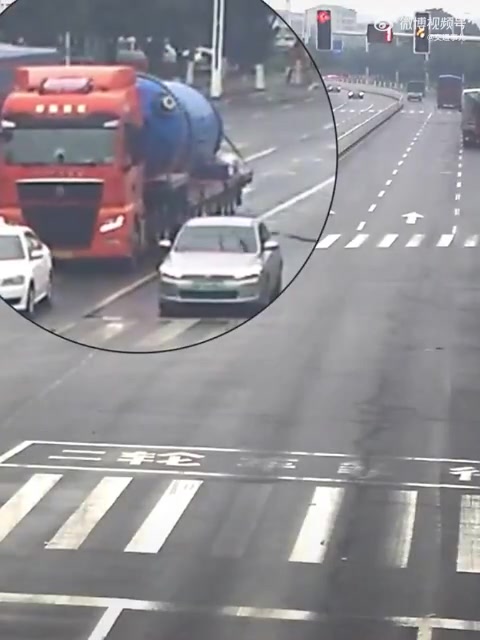 货车压力罐掉落差点砸中小车，小车司机肯定吓坏了吧