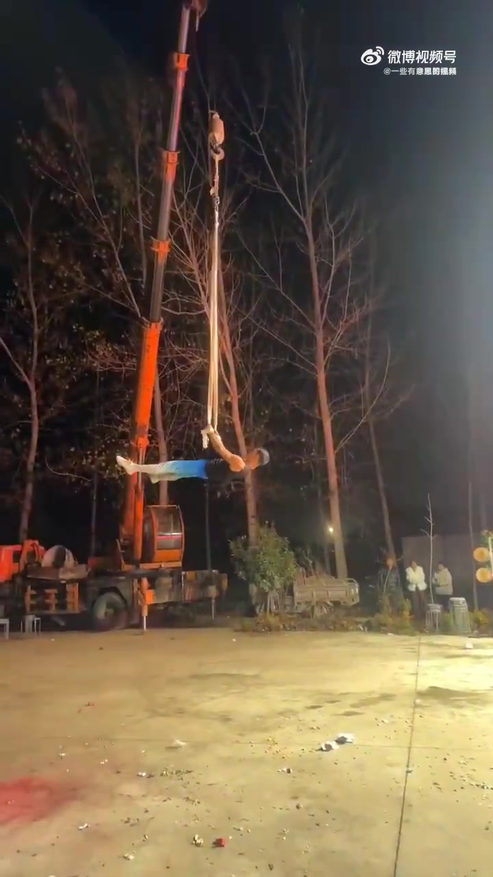 杂技表演绳子断了，挣钱不容易，但也要注意安全！