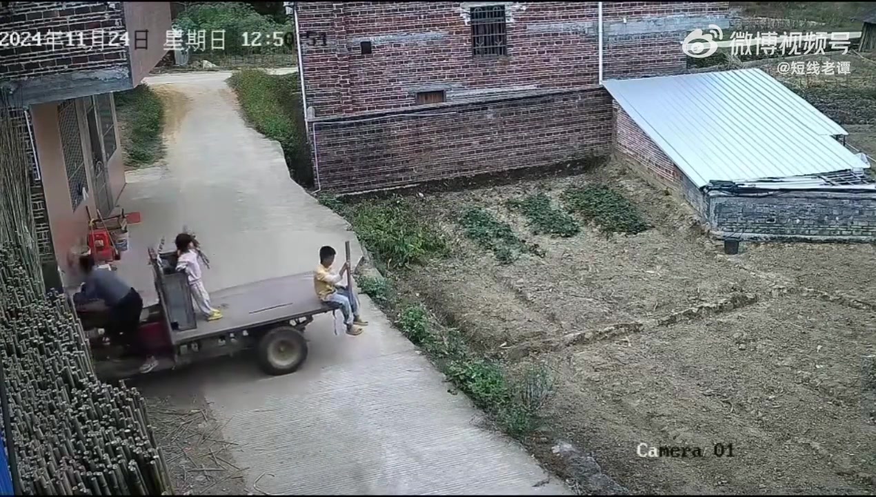 这两娃看来没少摔，反应挺快的