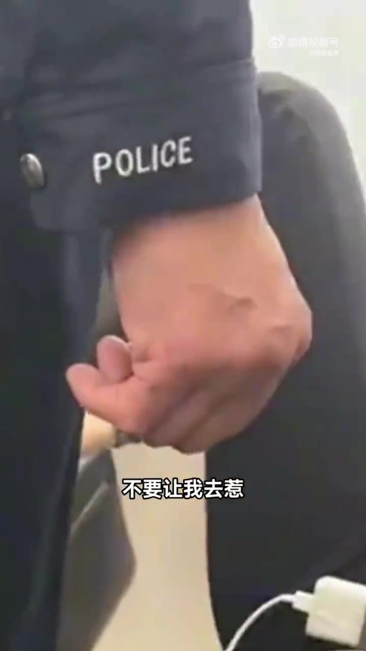 男子高铁不穿鞋还敲二郎腿，工作人员好心提醒结果.......