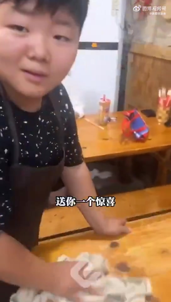 13岁儿子在店里帮忙，母亲偷偷买礼物送给他