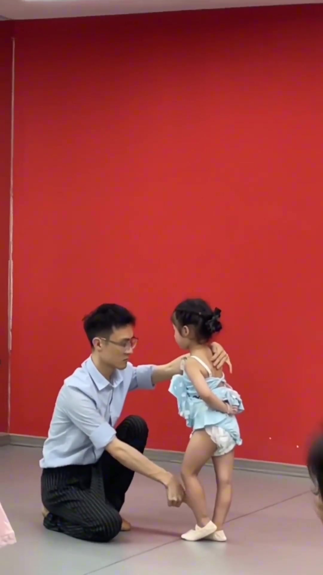 这么小就开始学拉丁，还学得有模有样的，真是赢在起跑线了