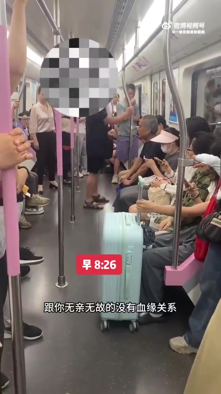武汉地铁女孩未让座被大爷指责