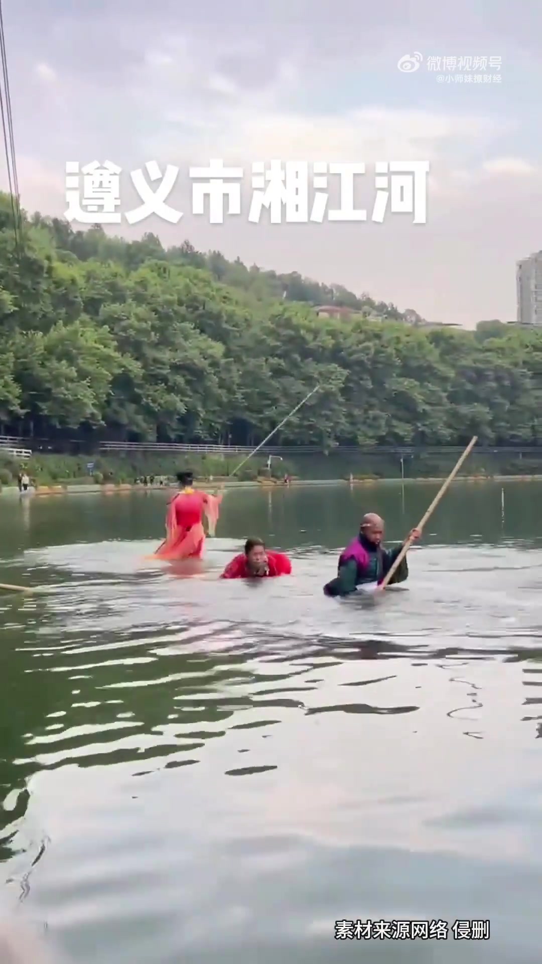 三个人玩“轻功水上漂”，操作惊险，心跳感拉满