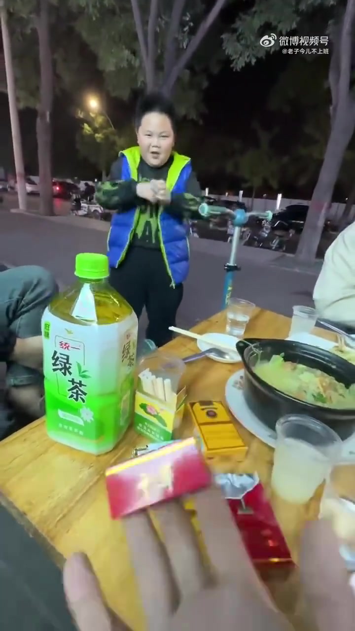 小伙子为了一张烟卡也是拼了！