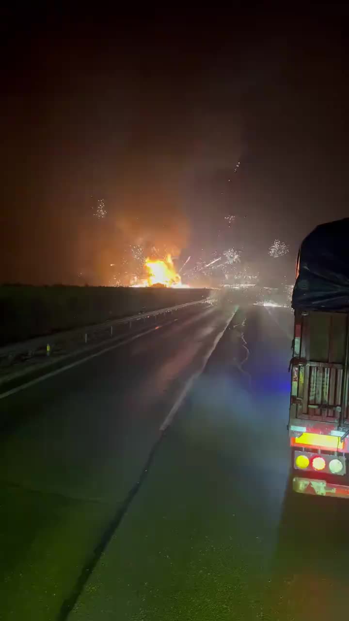 高速上过年的气氛搞起来了！