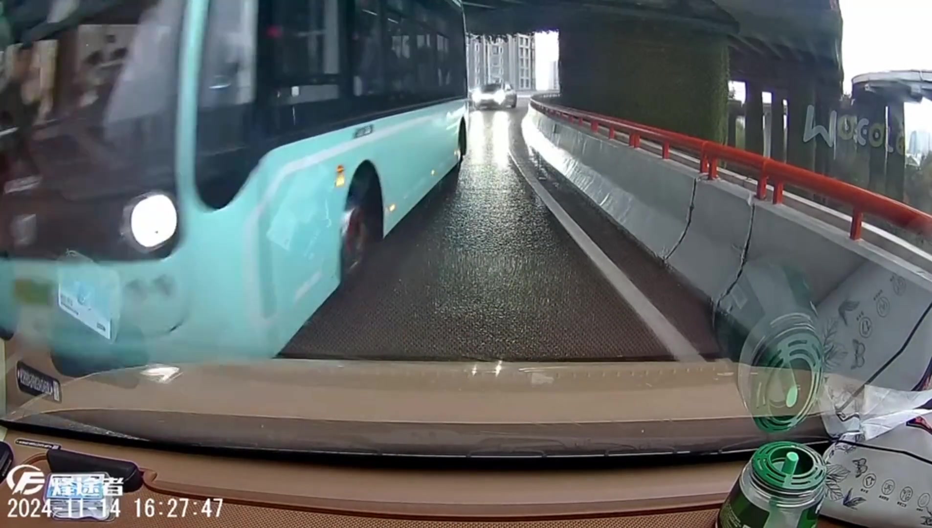 司机雨天在匝道180度反转！能安然无事，真是运气好
