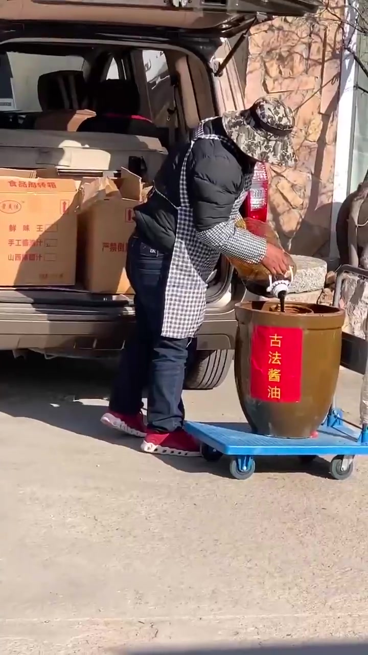 所谓古法酱油，原来是现场灌进去的