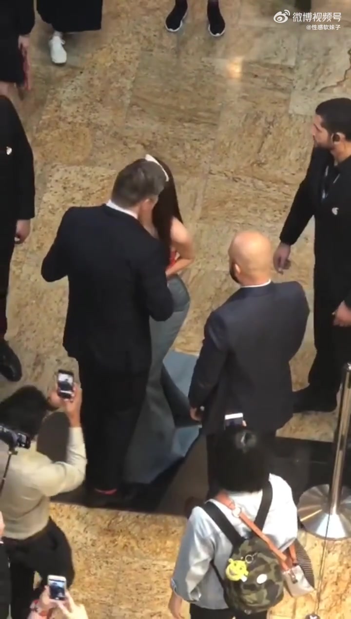 林志玲接待的一段视频，这身材和颜值女人看了都眼直