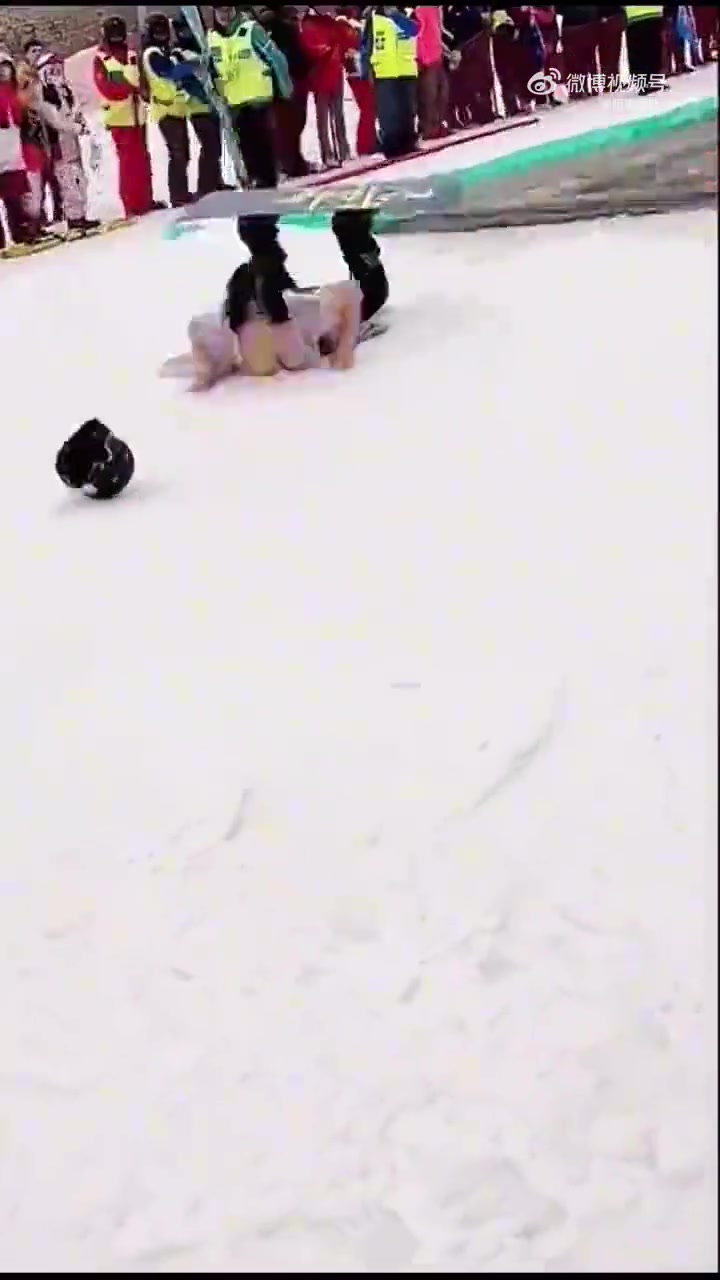 大哥笑的有点浪呀！！