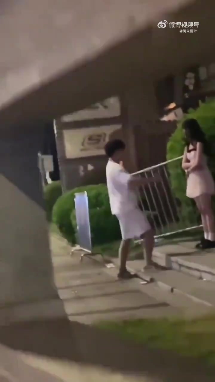 为了想搂她真是煞费苦心！