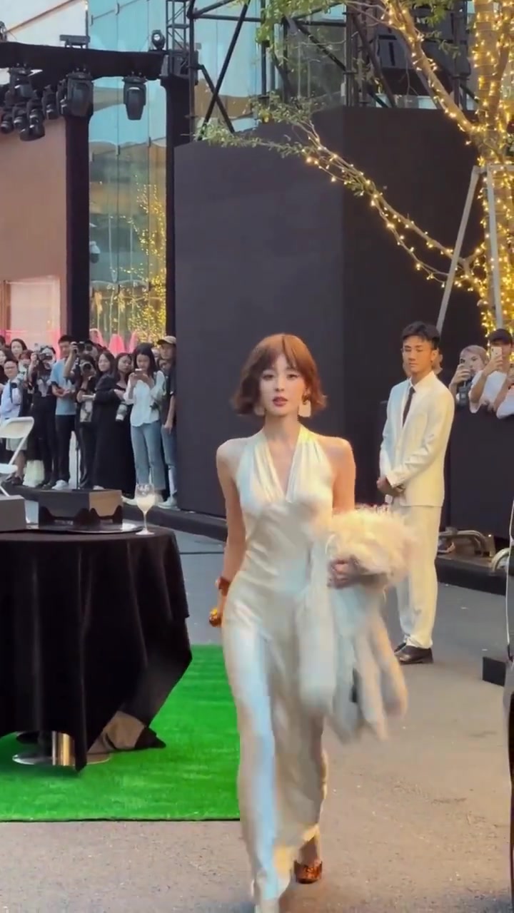 娜扎这真是魔鬼身材！后面的男生都看呆了
