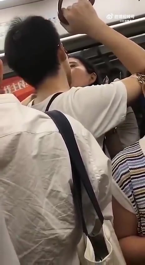 地铁上都这么陶醉旁若无人的疯狂