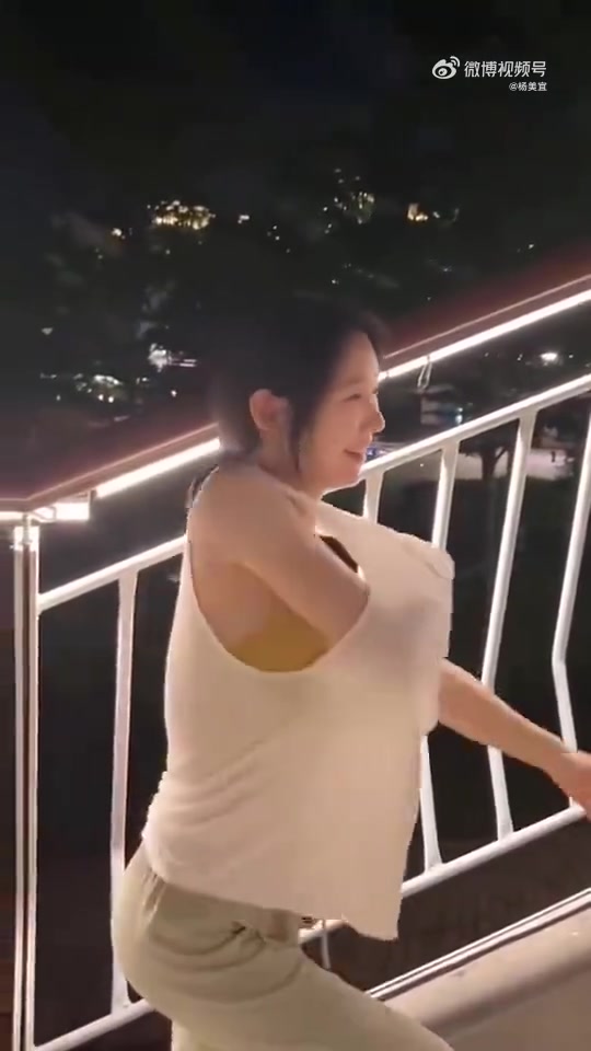 衣服反着穿诱惑力直接翻十倍