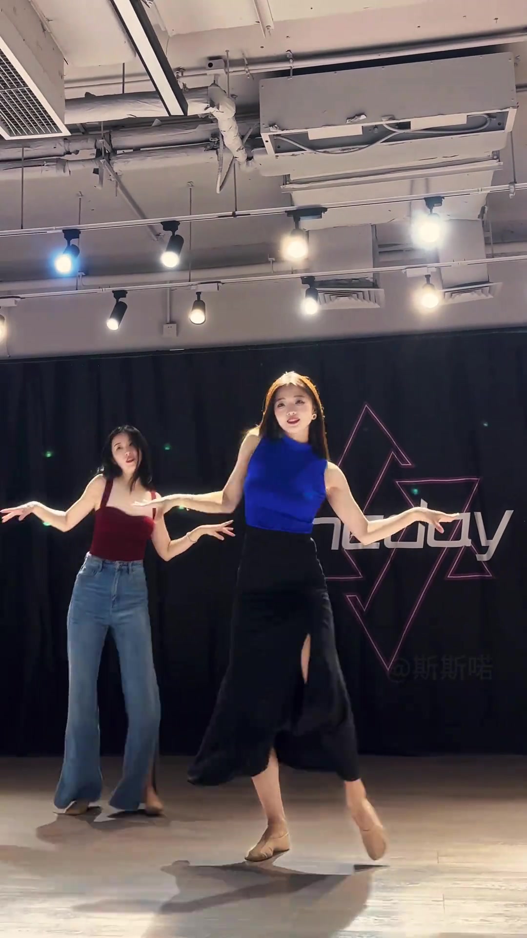 蓝色衣服的女人这风格击中了绝大部分男人的心尖尖