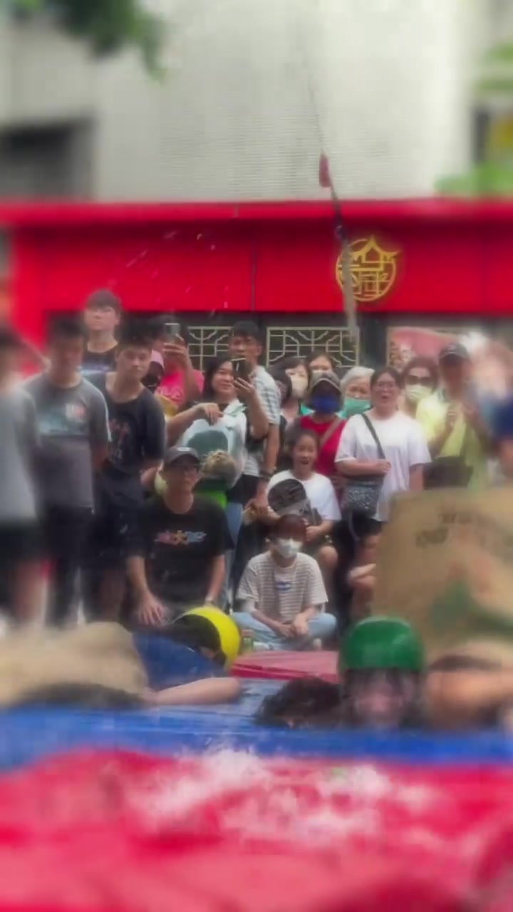 美女户外活动戏水嗨翻天了