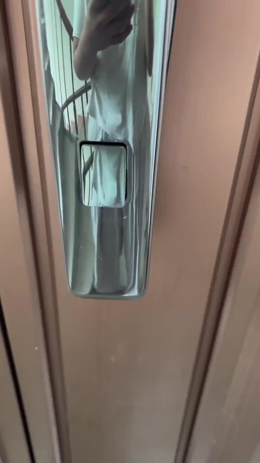 这门锁的钥匙也太长了点吧