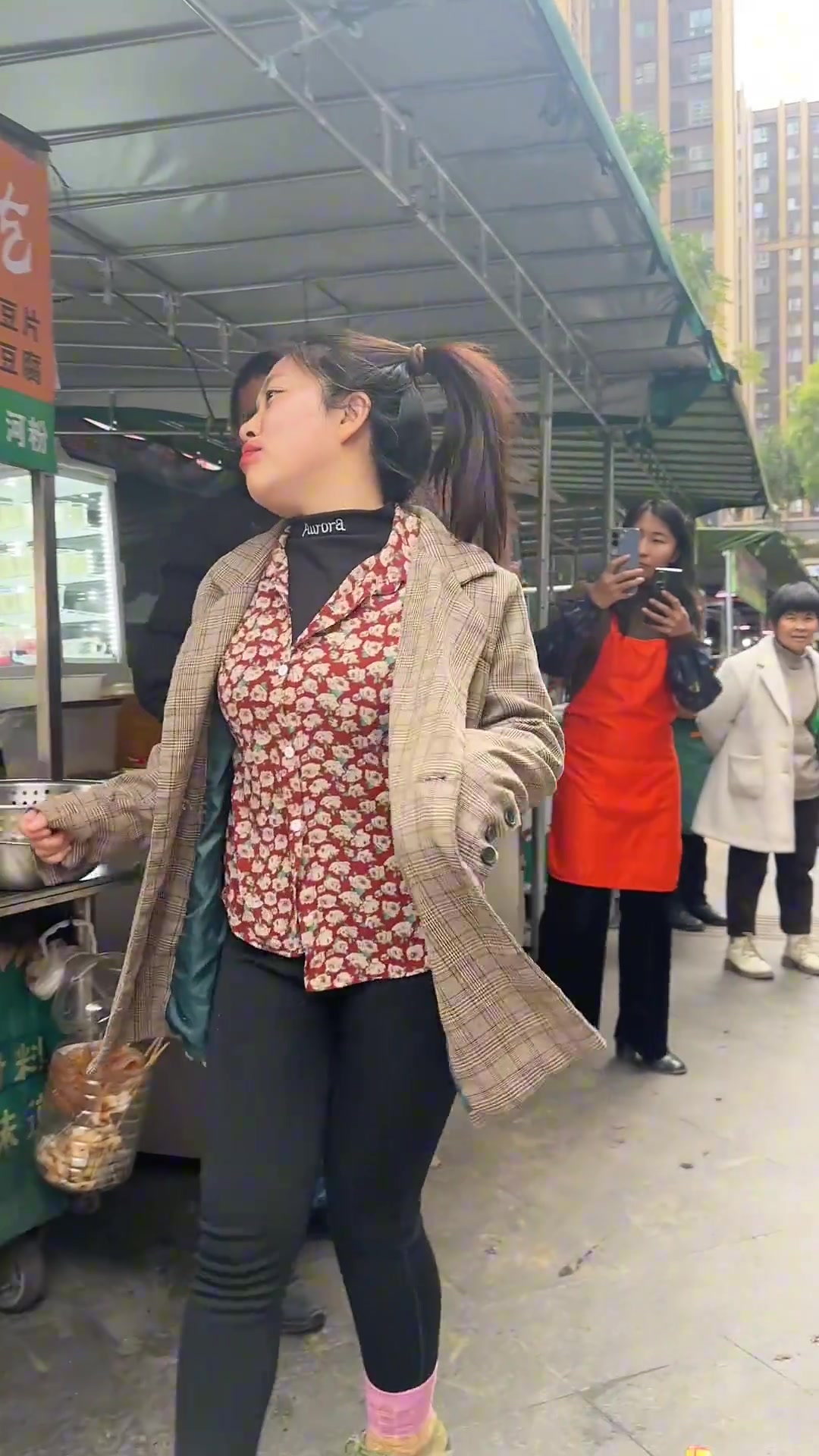 他们说我去撩一下老板就可以免费吃土豆！