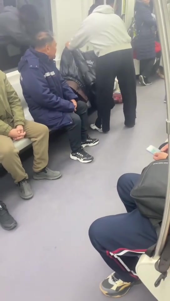 地铁暖男，竟然为占座阿姨贴心盖被！！