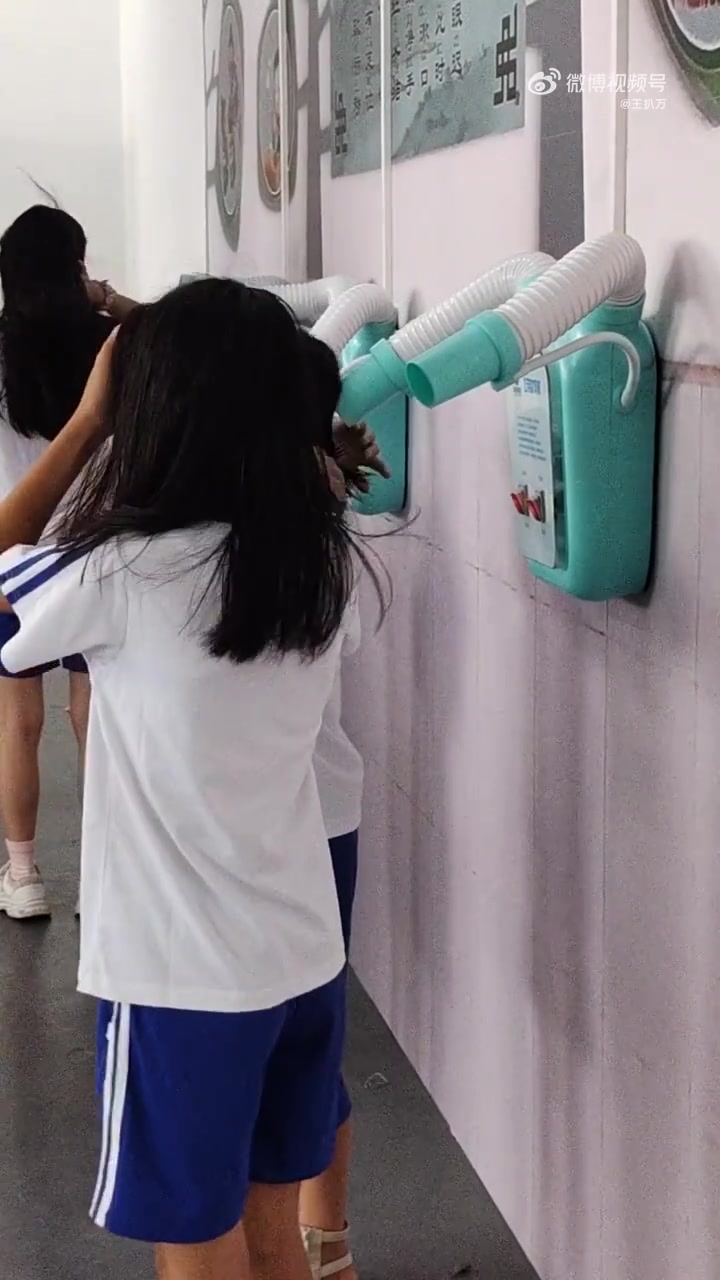 学校又多了一个收费项目，吹一次头发三块钱，一年150块