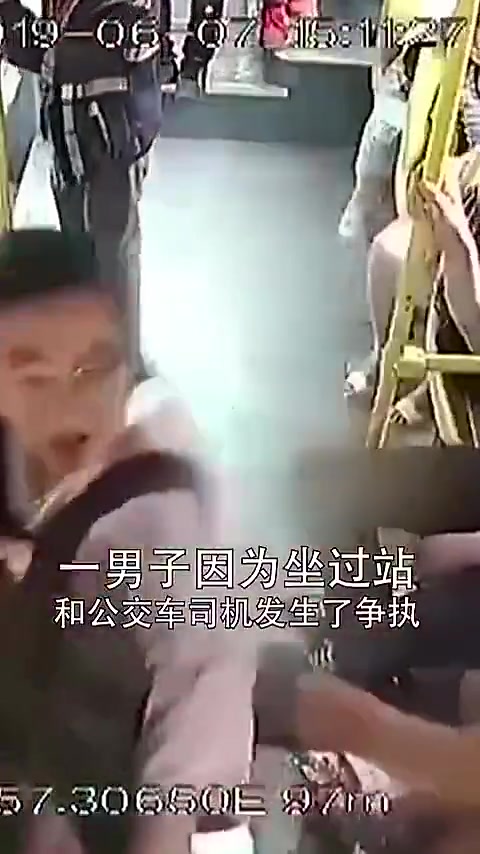 男子抢夺方向盘，16岁女孩一把抱住救了一车人！