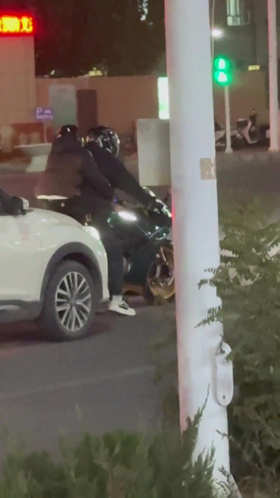 这被撞了，摩托车主还以为是自己离合没搞好吧！