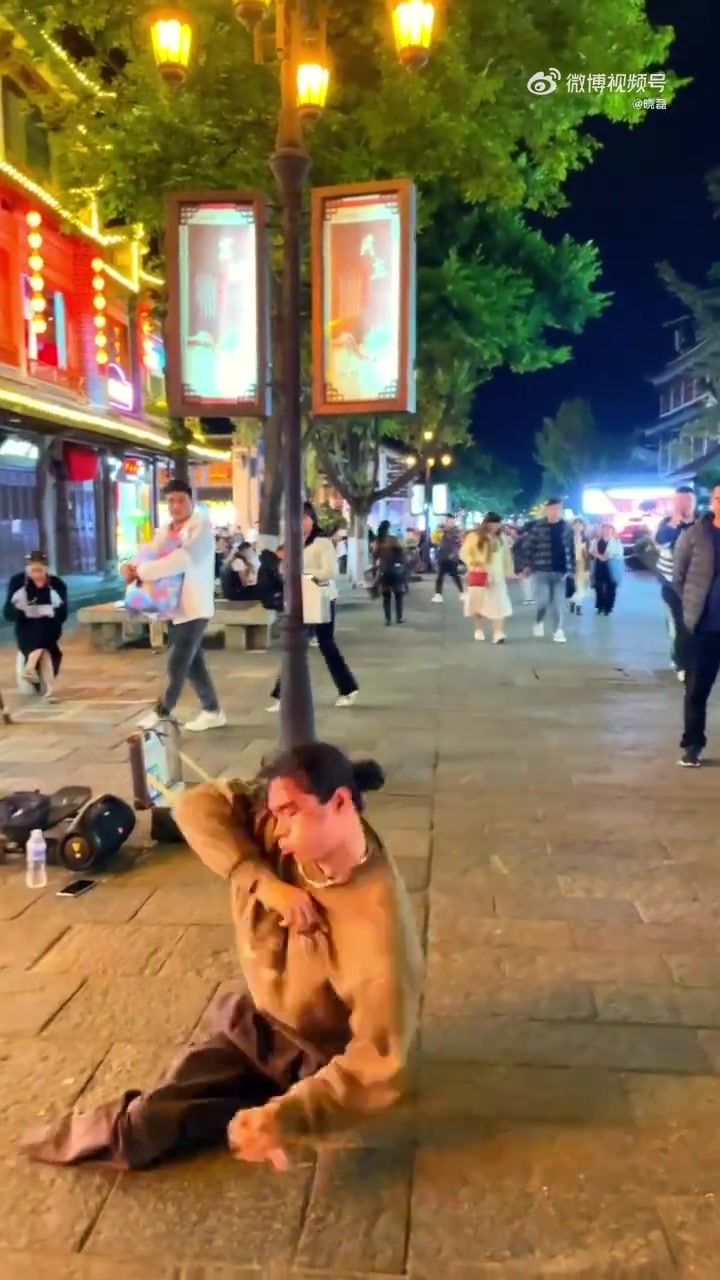 如果你有幸路过云南大理，记得去看看这位身残志坚的舞者