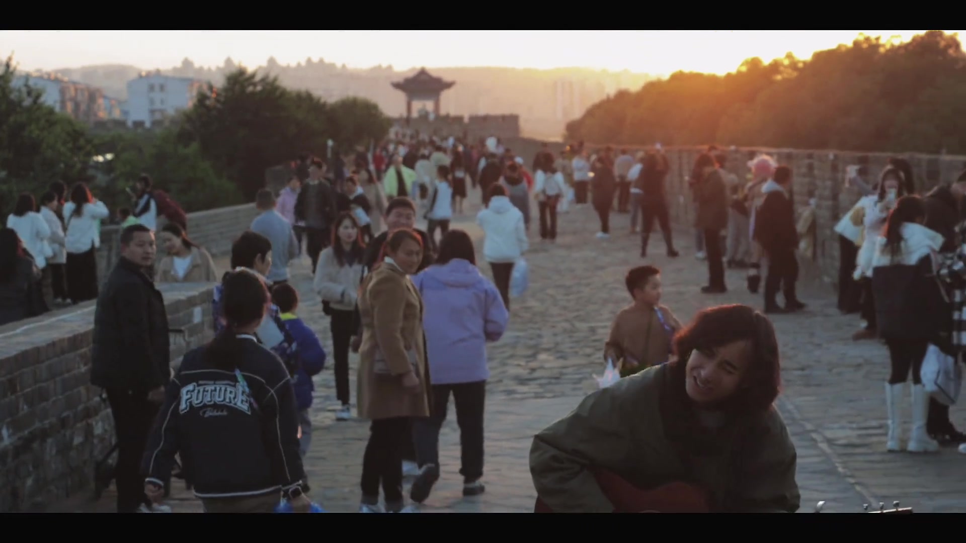 你看日出多晃眼日落在人间夕阳无限好只是近黄昏！