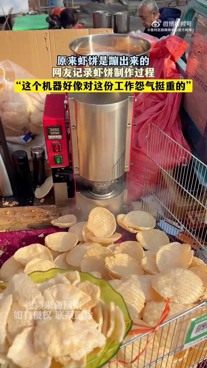 原来虾饼是蹦出来的，网友记录虾饼制作过程