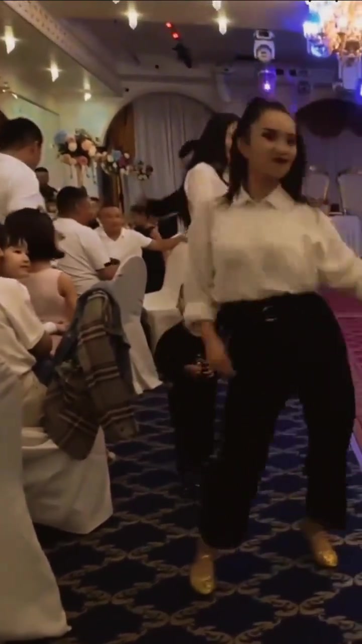 一下子就成了全场唯一一个不开心的男人了