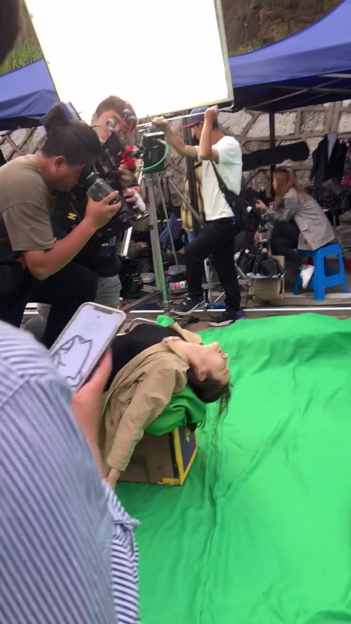 女演员为了拍戏最好的效果，为艺术奉献演技炸裂！